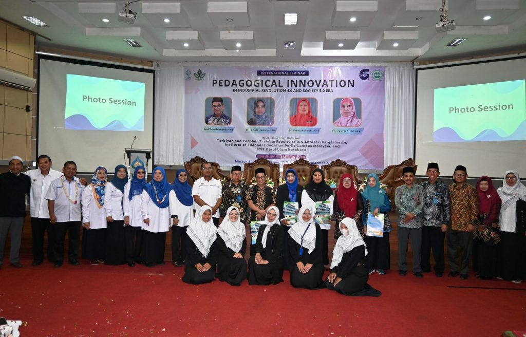 Foto bersama Pimpinan UIN Antasari dengan para pemateri, panitia, dan tamu undangan (Foto:Humas/Baiti Rahmi)