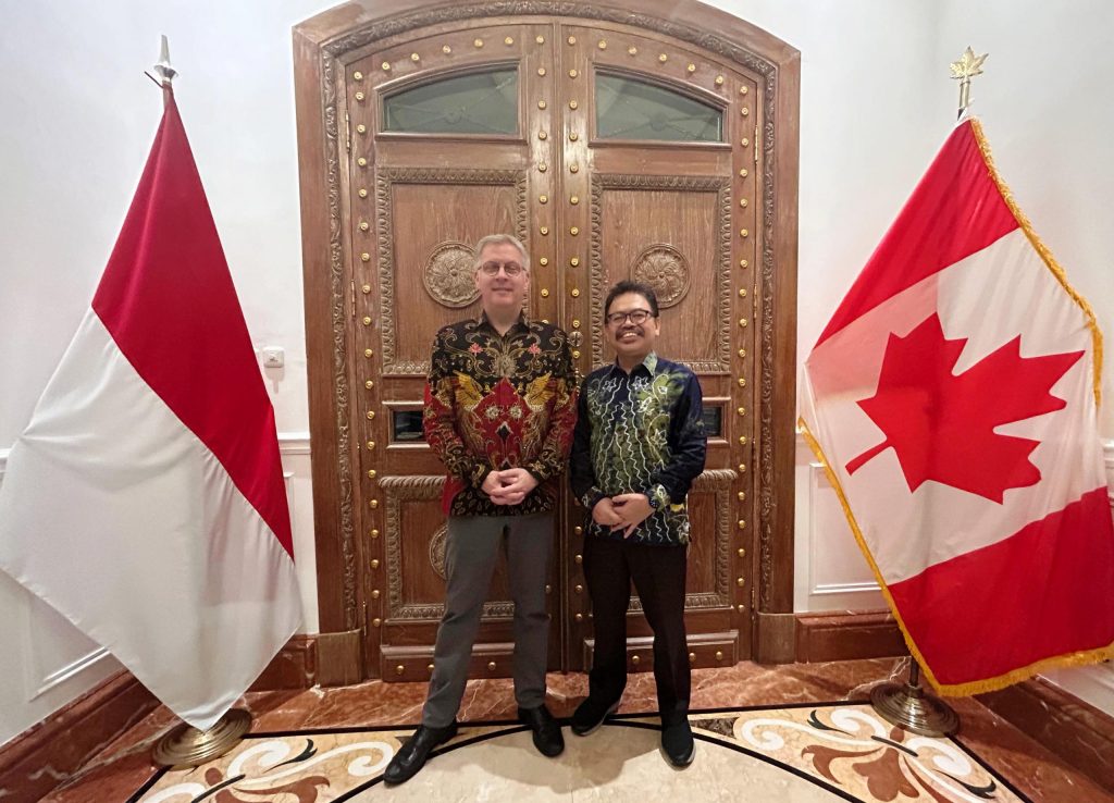 Foto bersama Rektor UIN Antasari dengan Dubes Kanada untuk Indonesia dan Timor Leste.