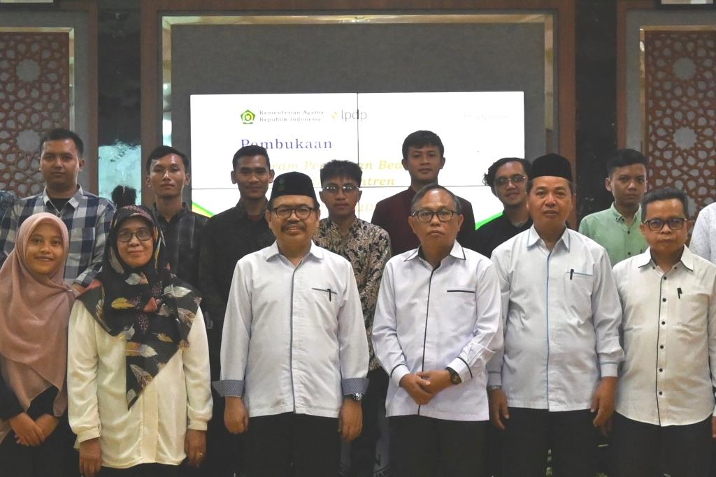 Foto bersama Rektor dan jajaran dengan para peserta (Foto:PPL/Ahmad Alfi Syahrin)