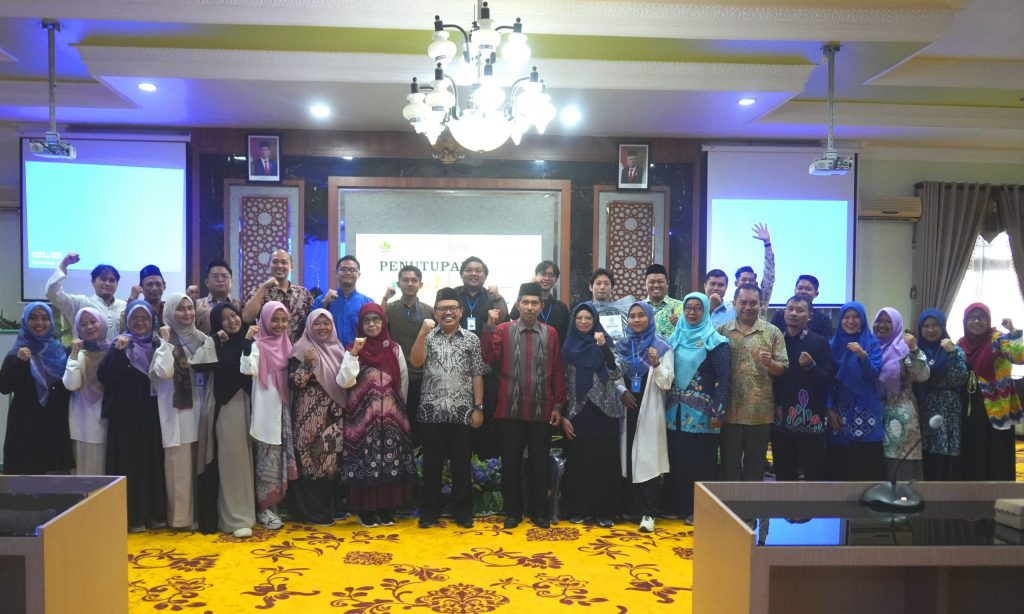 Foto bersama Rektor dan jajaran dengan para peserta PPSL 2023 (Foto:Humas/Jamal Ripani)
