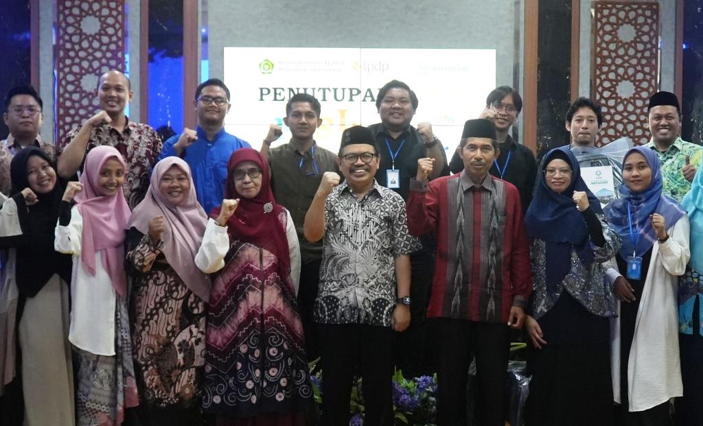 Foto bersama Rektor dan jajaran dengan para peserta PPSL 2023 (Foto Humas Jamal Ripani) - thumbnail