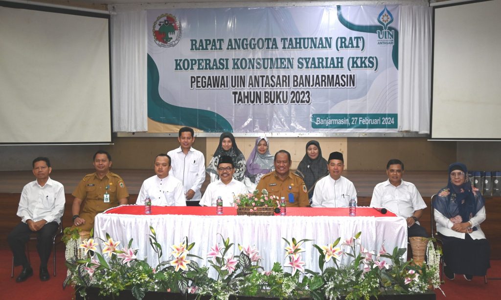 Foto bersama Rektor dan jajaran dengan pejabat Diskop UKM Kalsel (Foto:Humas/Baiti Rahmi)