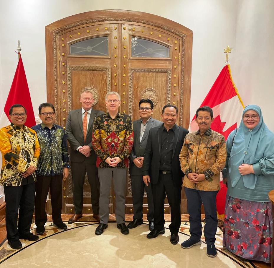 Foto bersama para rektor dan mantan rektor lulusan McGill University dengan Dubes Kanada.