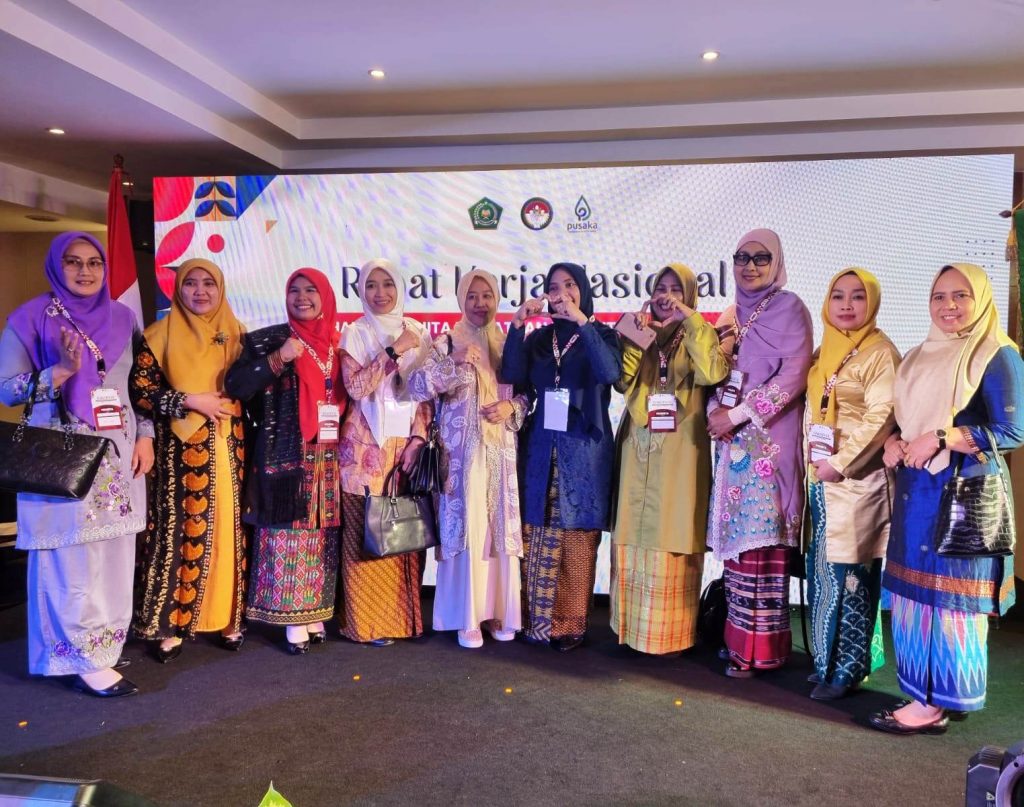 Hj. Mariani Mujiburrahman (dua dari kanan) saat berfoto bersama istri-istri Rektor PTKIN.