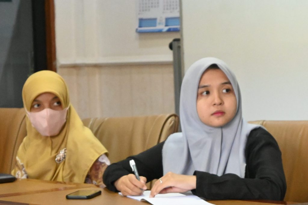 Istiyanita Rachman, S.E., M.M. dan Baiti Rahmi, S.Kom. saat serius mengikuti rapat (Foto:Humas)