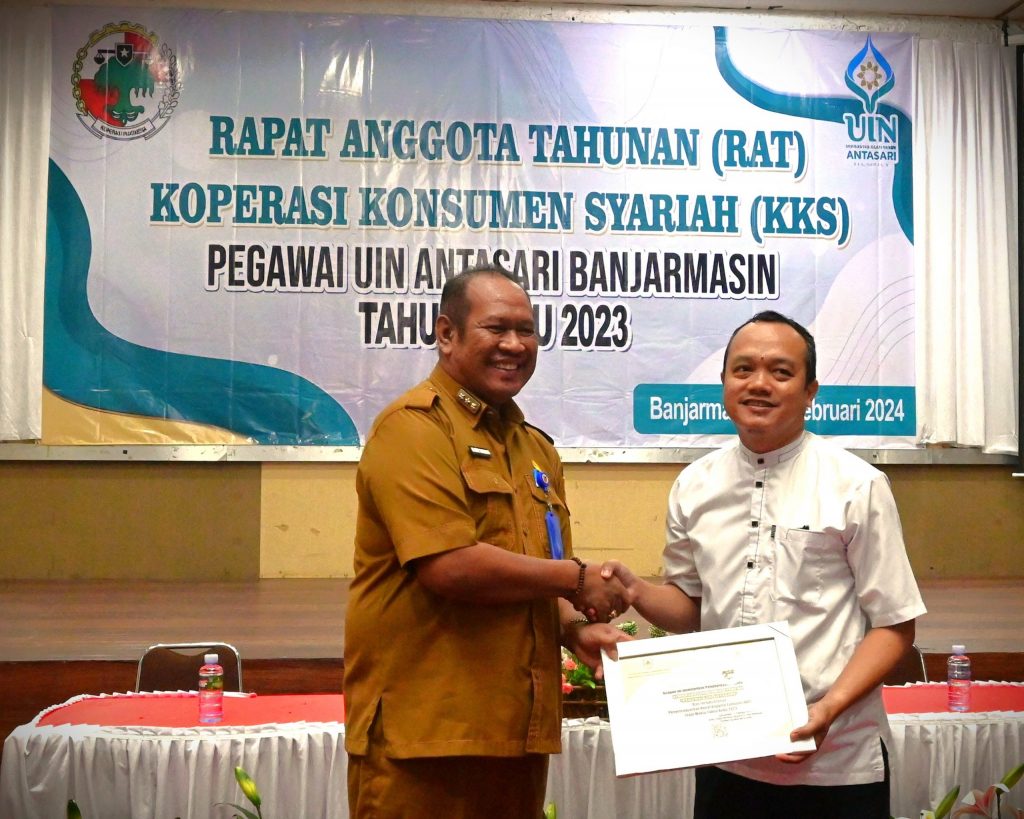 KKS Pegawai UIN Antasari saat mendapat penghargaan dari Diskop UKM Kalsel (Foto:Humas/Jamal Ripani)