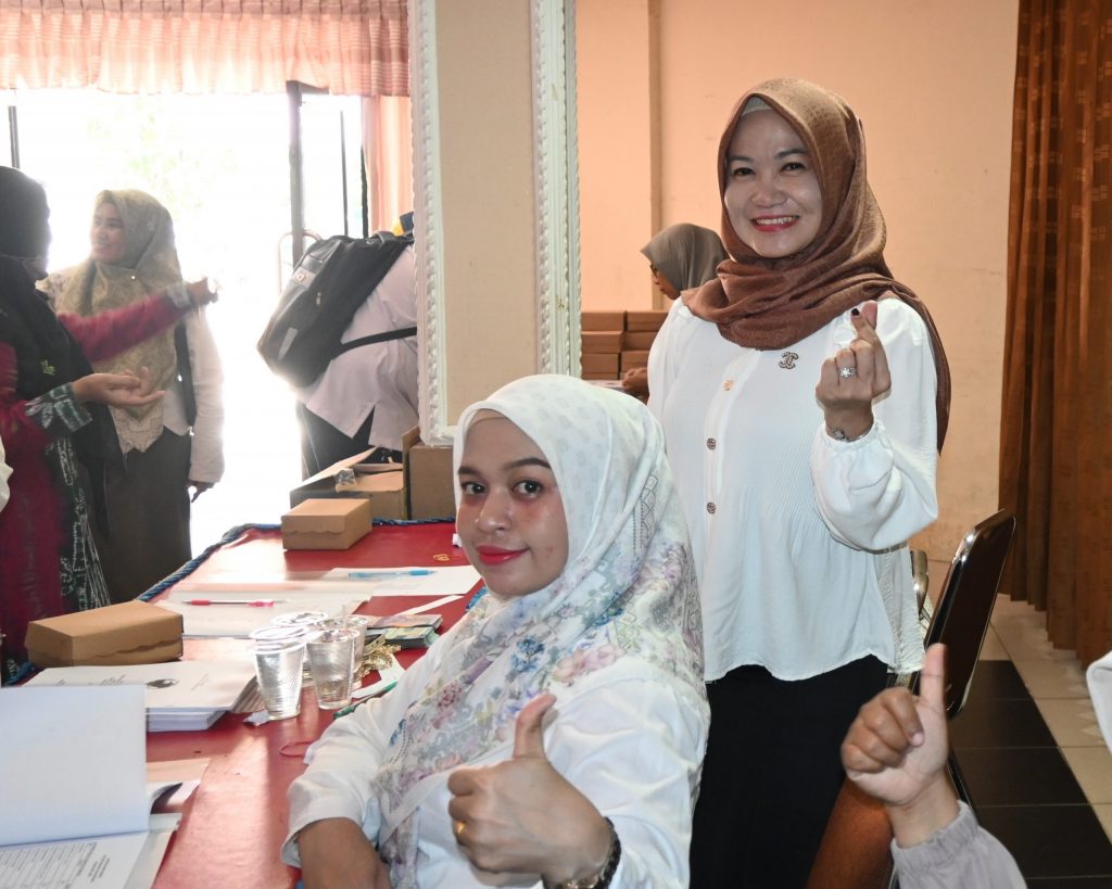 Danti, S.A.P. dan Meliani, S.E., M.A. saat membantu proses registrasi (Foto:Humas/Baiti Rahmi)