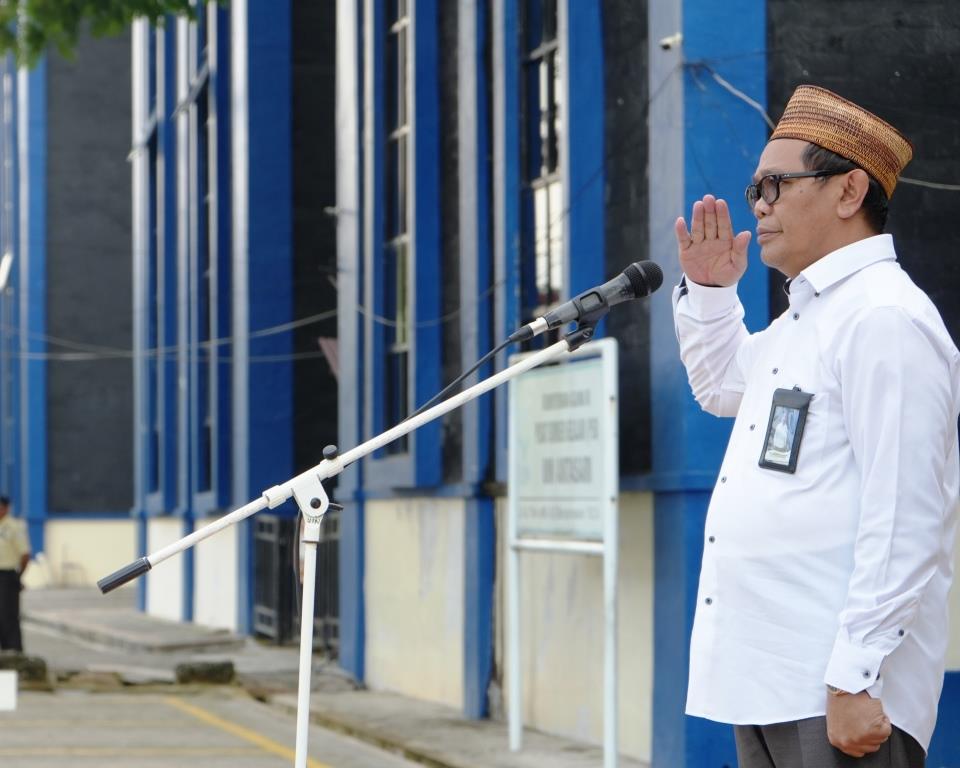 Karo AUPKK UIN Antasari Dr. H. Adnan Nota, M.A. saat menjadi pembina Apel Mingguan (Foto:Humas/Jamal Ripani)