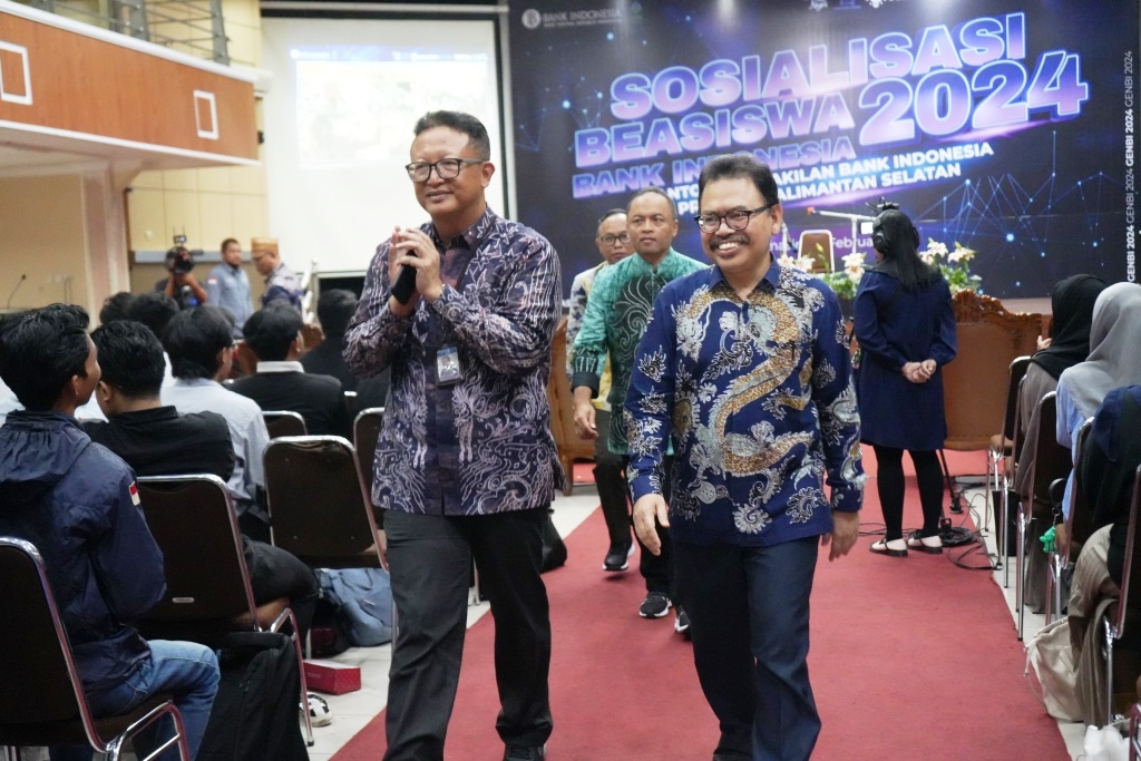 Kepala KPw BI Kalsel Wahyu Pratomo bersama Rektor UIN Antasari Prof. Dr. H. Mujiburrahman, M..A. usai menghadiri pembukaan acara (Foto Humas Jamal Ripani) - kompres