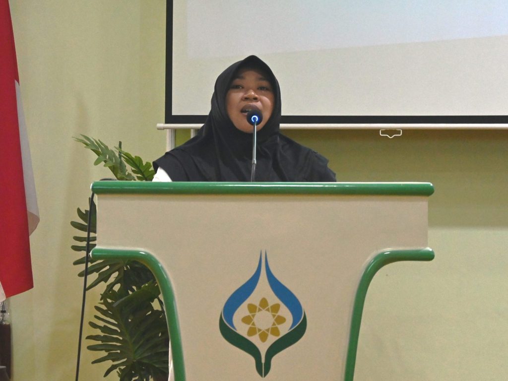 Kepala UPB UIN Antasari Dr. Fatwiah Noor, Lc., M.Pd. saat menyampaikan laporan (Foto:PPL/Ahmad Alfi Syahrin)