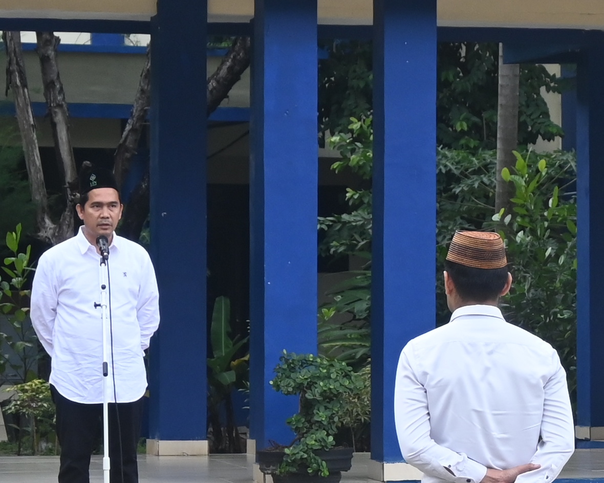 Ketua LP2M UIN Antasari Dr. Muhammad Zainal Abidin, M.Ag. saat menjadi pembina apel mingguan, 12 Februari 2024 (Foto:Humas/Jamal Ripani)