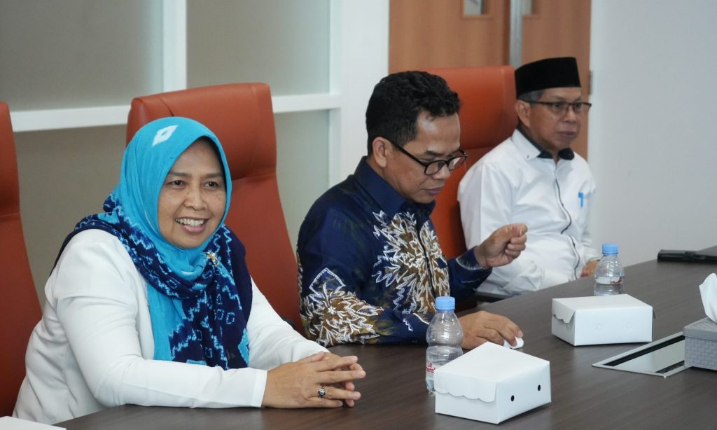 Ketua SPI UIN Antasari Hj. Raden Yani Gusriani, S.E., M.M. saat berdialog dengan perwakilan Kemenkeu (Foto:Humas/Jamal Ripani)