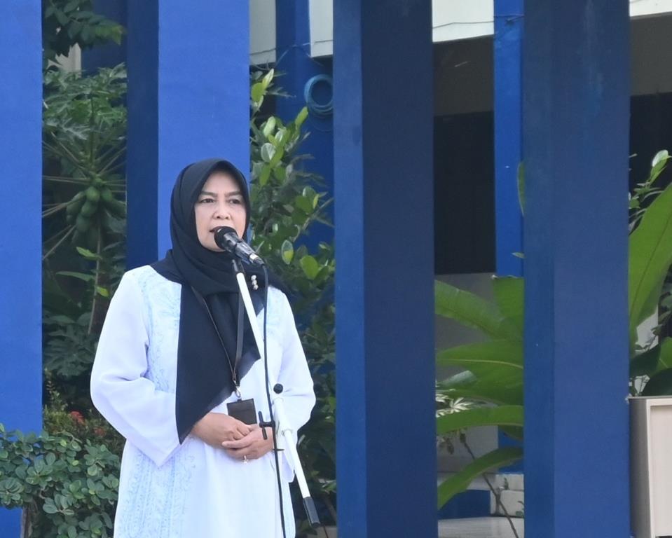 Ketua SPI UIN Antasari Hj. Raden Yani Gusriani, S.E., M.M. saat menjadi pembina apel (Foto:Humas/Jamal Ripani)