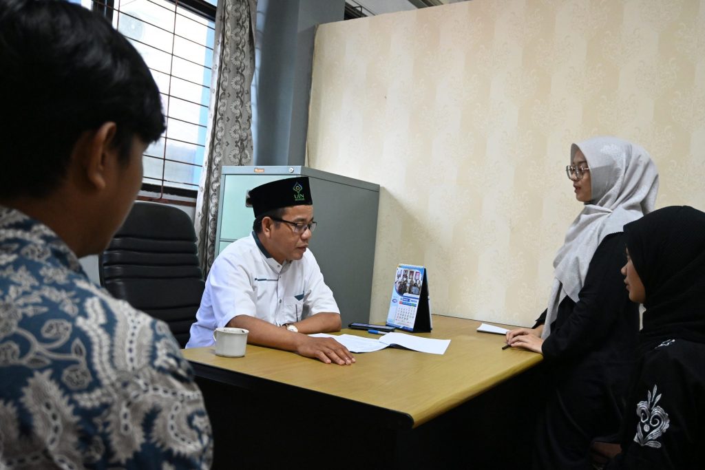 Koordinator Pusat Pengabdian kepada Masyarakat Dr. Nuryadin, M.Ag. saat mentes mahasiswa (Foto:Humas/Achmad Magfur)