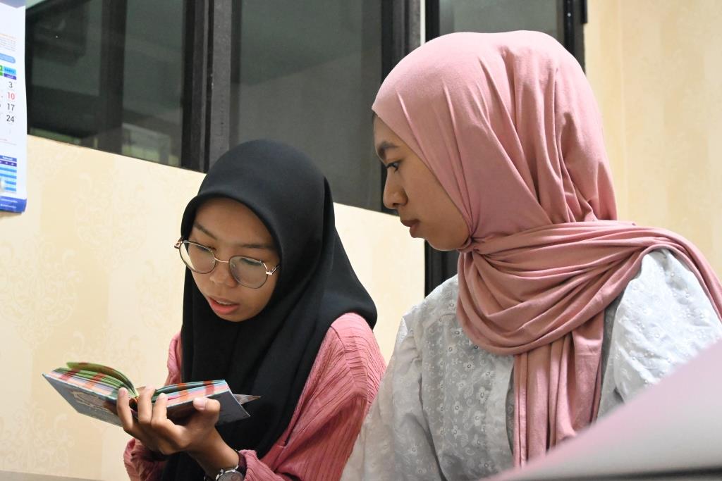 Mahasiswi UIN Antasari saat dites bacaan Al-Qur'an-nya (Foto:Humas/Achmad Magfur)