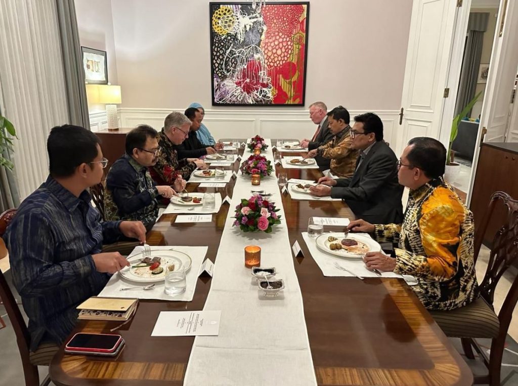 Makan malam para rektor dan mantan rektor lulusan McGill University dengan Dubes Kanada.