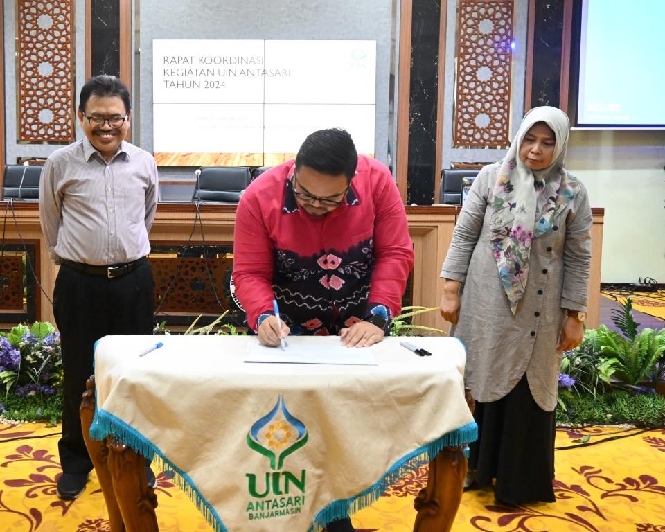 Muhammad Sandi Rosyadi, M.A., Pejabat Pengadaan UIN Antasari saat menandatangani Pakta Integritas (Foto:Humas/Jamal Ripani)