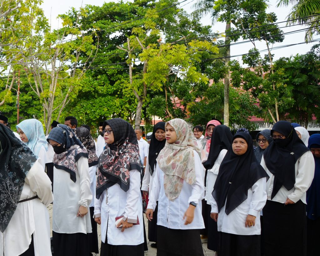 Para pegawai perempuan sedang bersiap mengikuti apel (Foto:Humas/Jamal Ripani)