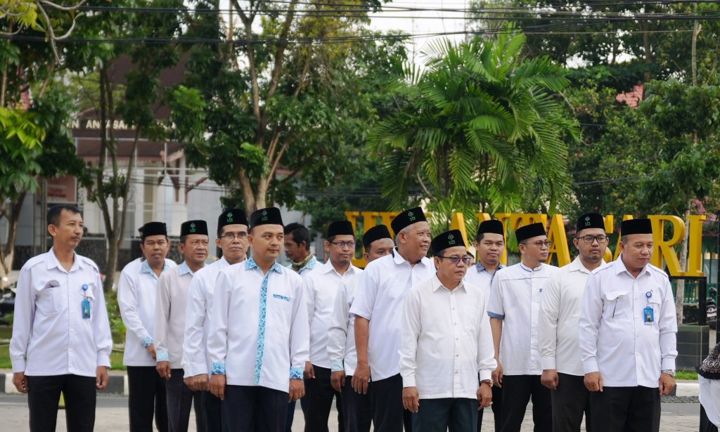 Para pegawai pria sedang bersiap mengikuti apel (Foto:Humas/Jamal Ripani)