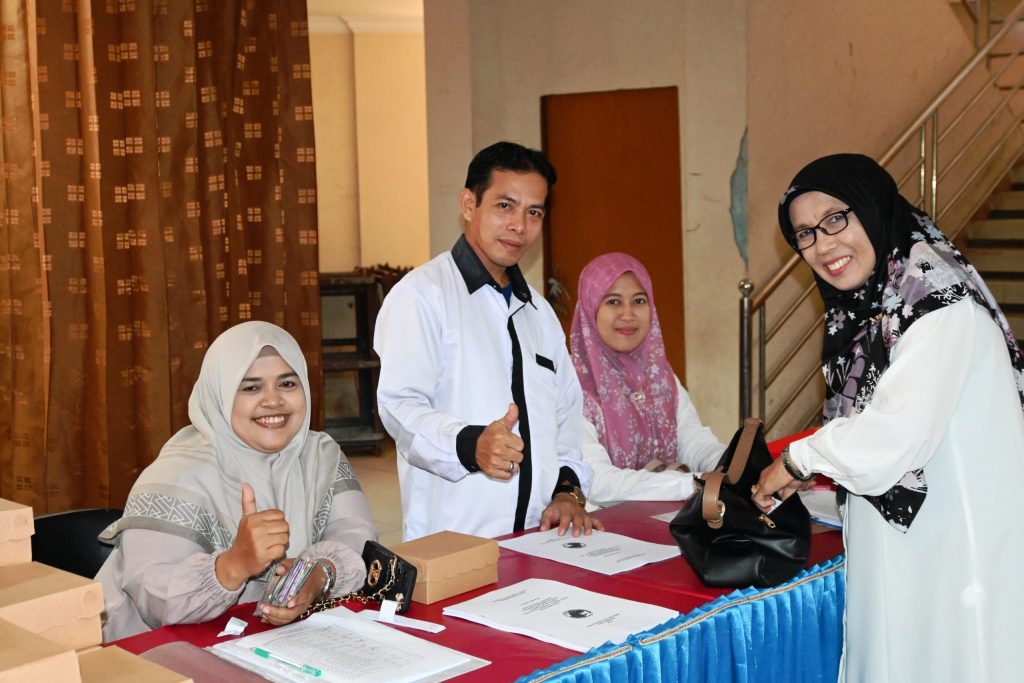 Para pegawai saat membantu proses registrasi peserta yang berdatangan (Foto:Humas/Baiti Rahmi)