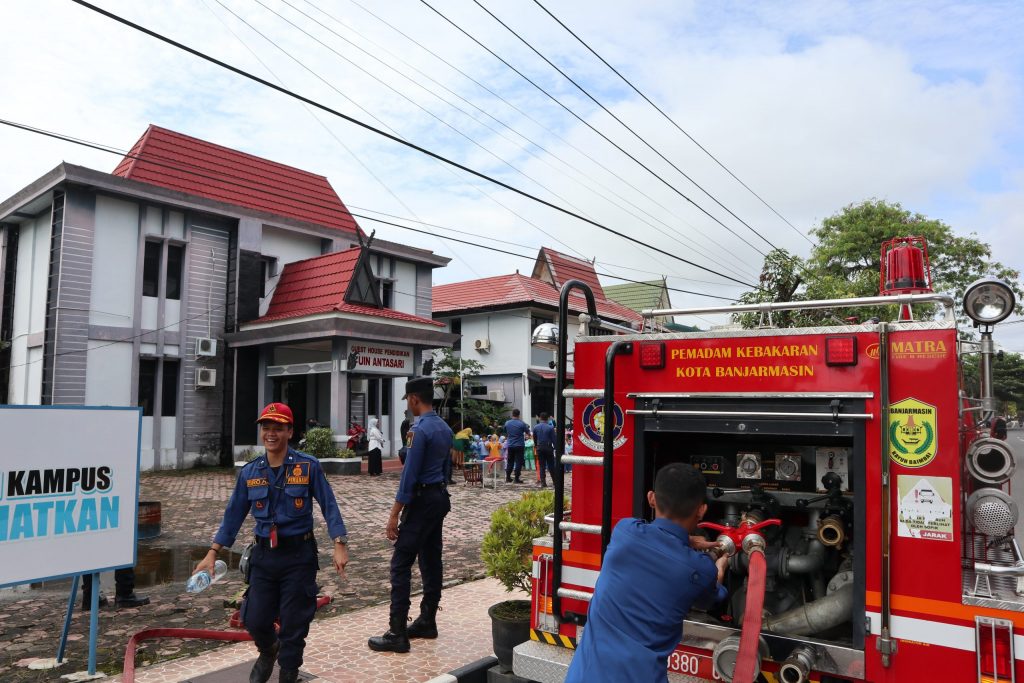 Para petugas DPKP Kota Banjarmasin saat bersiap memberikan edukasi (Foto:Humas/Achmad Magfur)