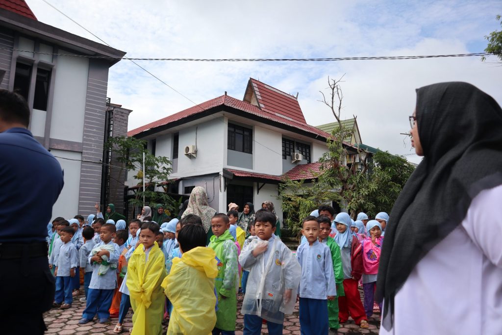 Pengurus DWP UIN Antasari saat memantau kelancaran acara (Foto:Humas/Achmad Magfur)