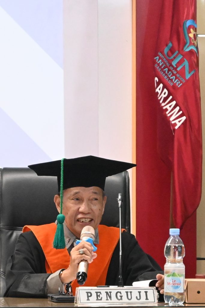 Prof. Dr. H. Abdullah Karim, M.Ag. saat menguji disertasi Rusdiansyah (Foto:PPL/Ahmad Alfi Syahrin)