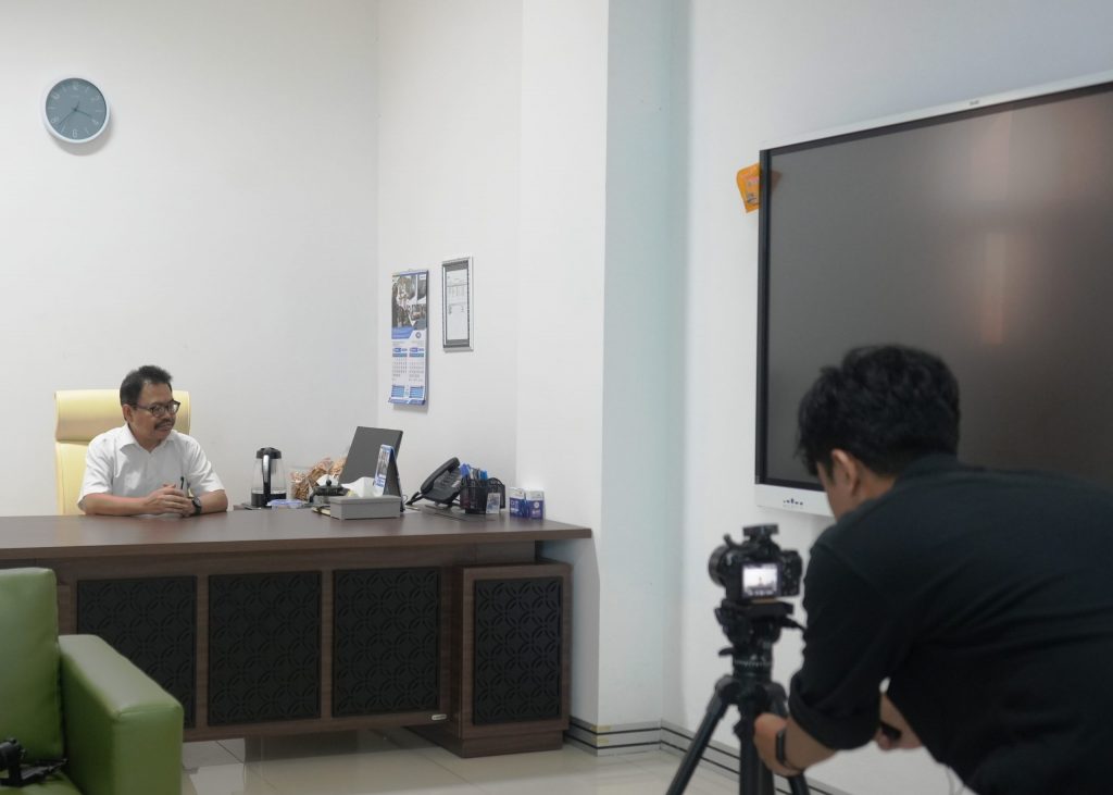 Rektor UIN Antasari Prof. Dr. H. Mujiburrahman, M.A. saat bersiap menyampaikan testimoni (Foto:Humas/Jamal Ripani)