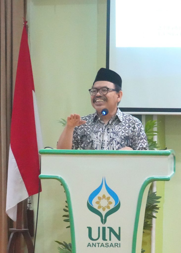 Rektor UIN Antasari Prof. Dr. H. Mujiburrahman, M.A. saat memberikan arahan (Foto:Humas/Jamal Ripani)