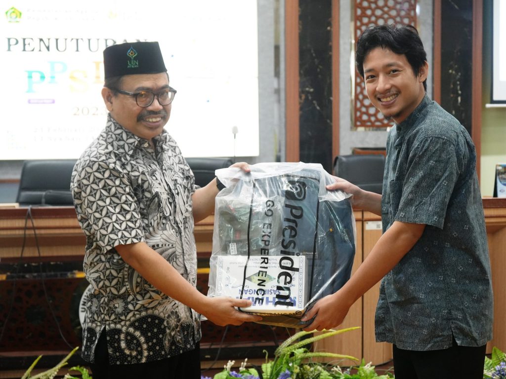 Rektor UIN Antasari Prof. Dr. H. Mujiburrahman, M.A. saat memberikan kenang-kenangan kepada para peserta (Foto:Humas/Jamal Ripani)