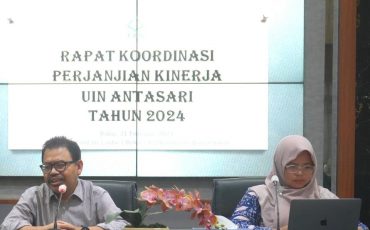 Rektor UIN Antasari Prof. Dr. H. Mujiburrahman, M.A. saat memimpin Rakor Perkin 2024 (Foto:Humas/Jamal Ripani)