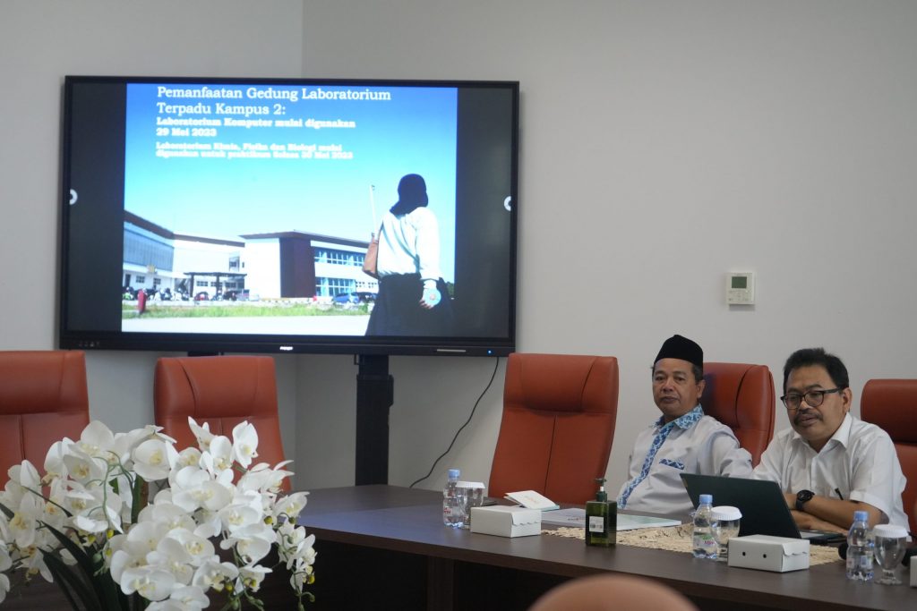 Rektor UIN Antasari Prof. Dr. H. Mujiburrahman, M.A. saat mempresentasikan pemanfaatan gedung-gedung Kampus 2 (Foto:Humas/Jamal Ripani)