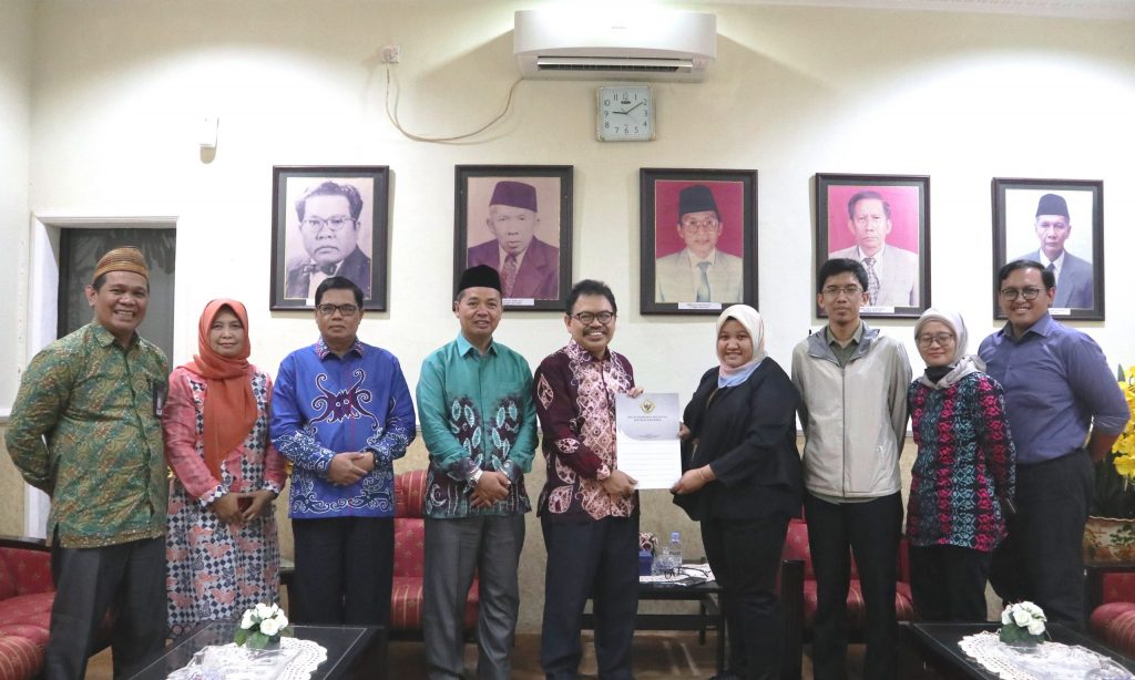 Rektor UIN Antasari Prof. Dr. H. Mujiburrahman, M.A. saat menerima surat tugas dari Tim BPK RI (Foto:Humas/Achmad Magfur)