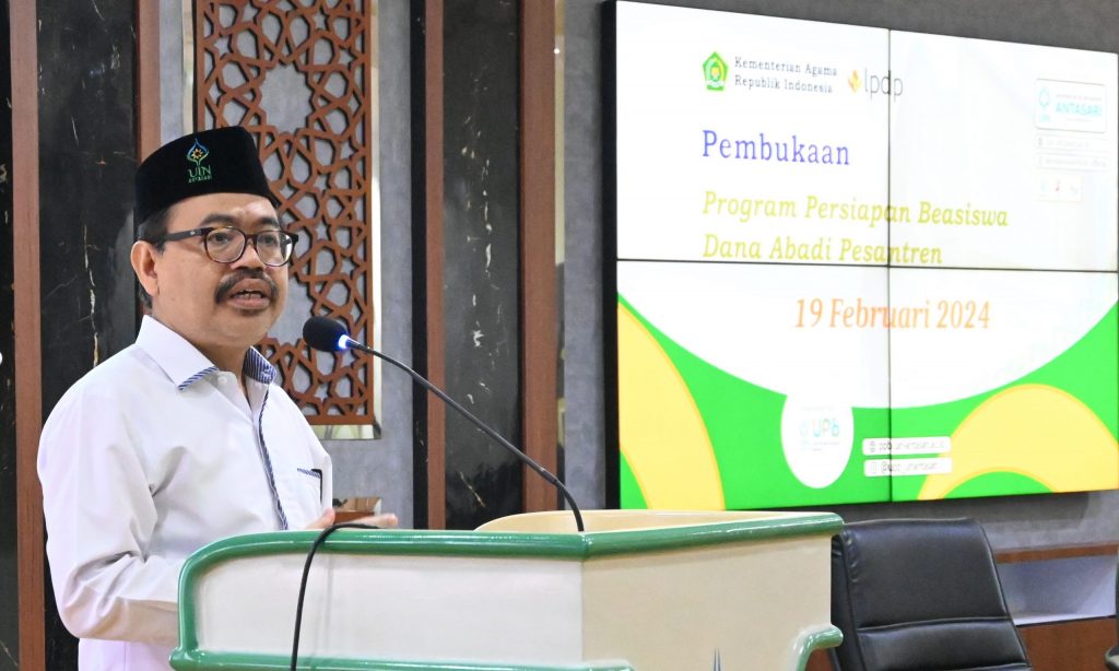 Rektor UIN Antasari Prof. Dr. H. Mujiburrahman, M.A. saat menyampaikan sambutan (Foto:PPL/Ahmad Alfi Syahrin)