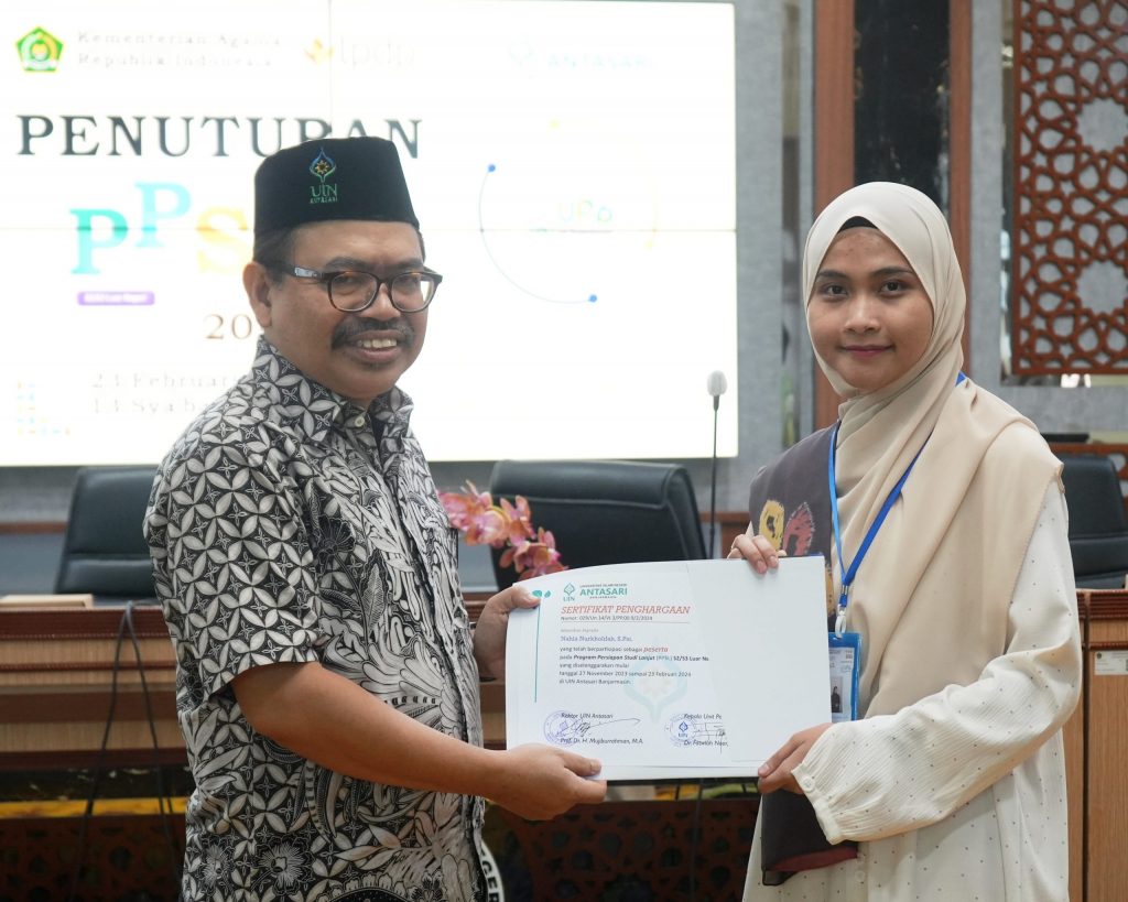 Rektor UIN Antasari Prof. Dr. H. Mujiburrahman, M.A. saat menyerahkan sertifikat peserta kepada Nahla Nurkholifah, S.Psi. (Foto:Humas/Jamal Ripani)