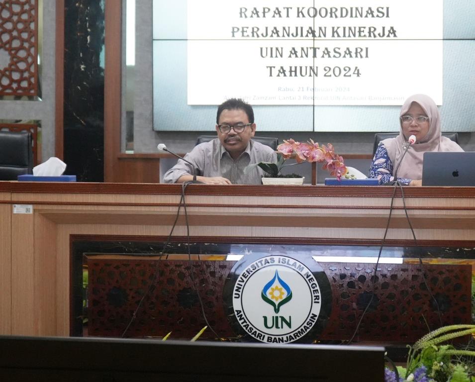 Rektor saat mendengarkan paparan Sekretaris LPM Dr. Ridha Darmawati, M.Pd. (Foto:Humas/Jamal Ripani)