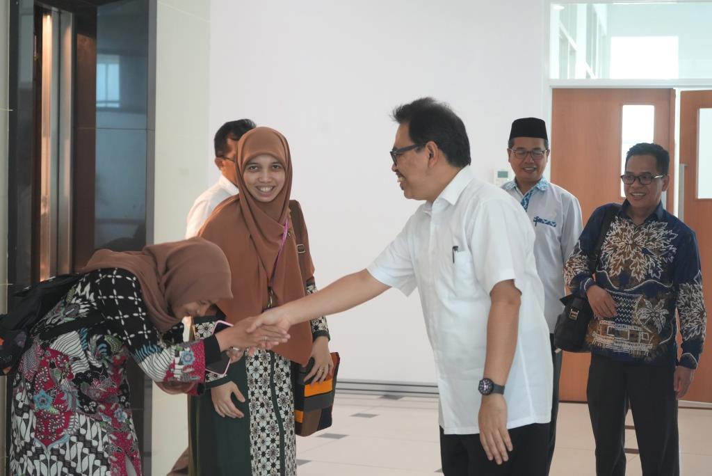 Rombongan perwkailan Kemenkeu saat bersilaturahmi dengan Rektor UIN Antasari (Foto:Humas/Jamal Ripani)