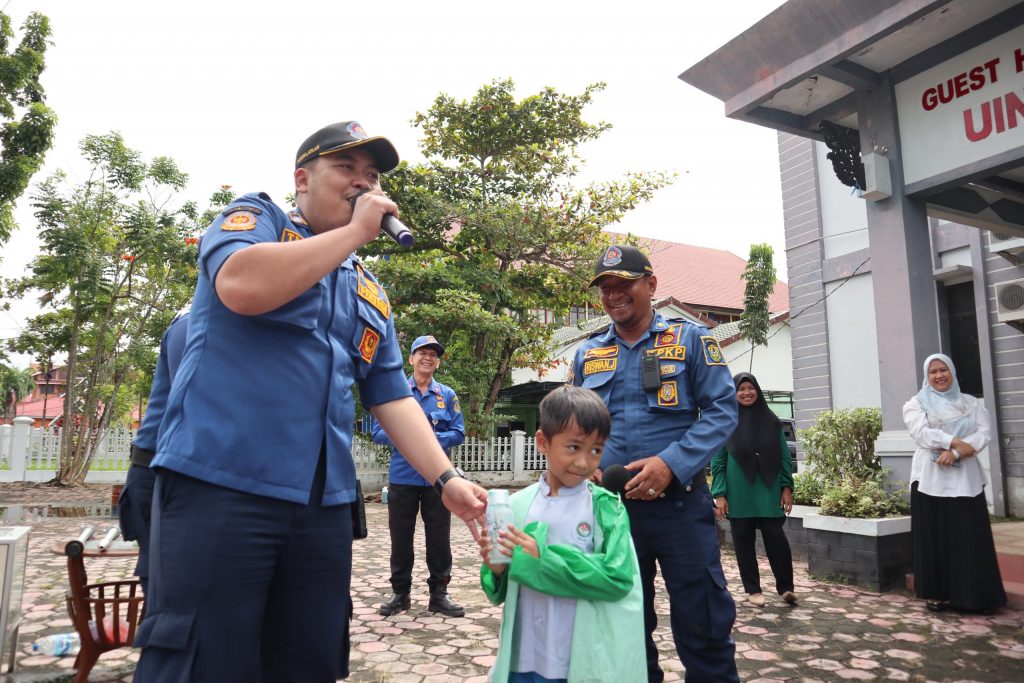 Salah satu anak didik PAUD Terpadu Tarbiyatul Athfal yang mendapatkan hadiah usai menjawab kuis (Foto:Humas/Achmad Magfur)