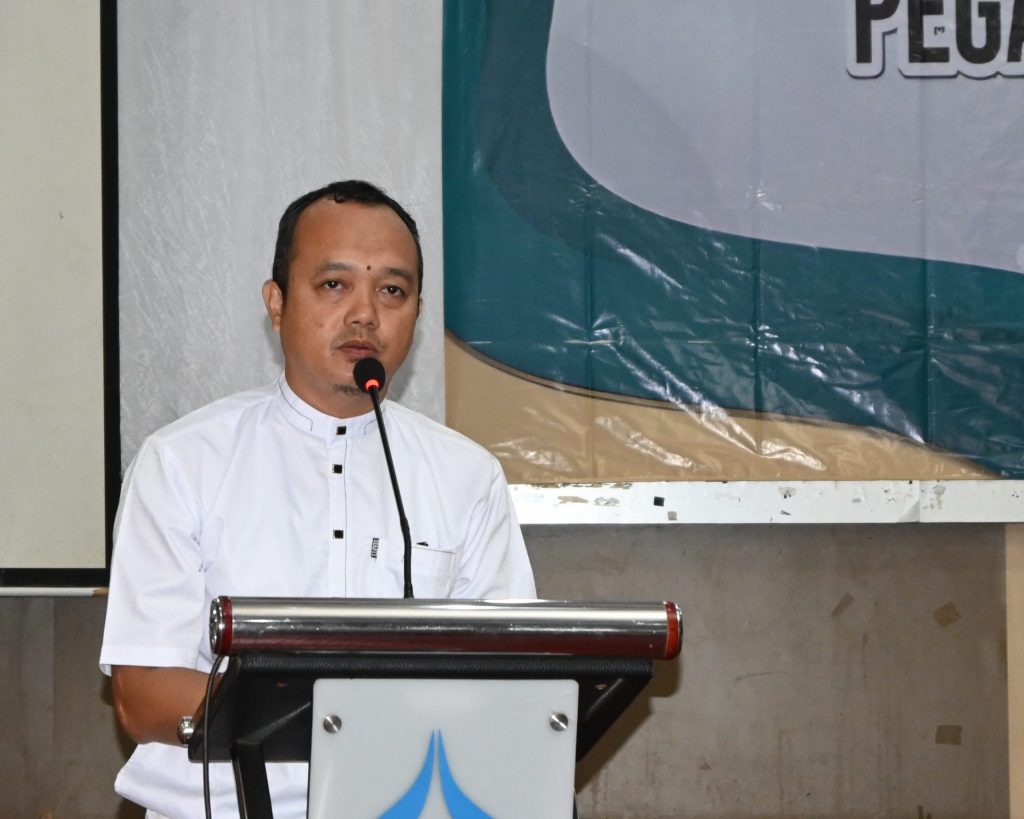Sekretaris Koperasi Konsumen Syariah Pegawai UIN Antasari Rino Novianto, S.A.P. saat menyampaikan laporan (Foto:Humas/Jamal Ripani)