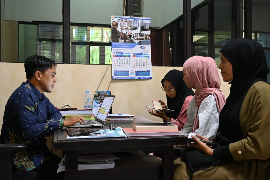 Sekretaris LP2M Dr. Muhammad Rusydi, M.Ag. saat mentes mahasiswa (Foto:Humas/Achmad Magfur)