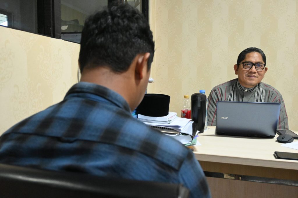 Staf Ahli LP2M H. Ibnu Arabi, M.Fil.I. saat mentes mahasiswa (Foto:Humas/Achmad Magfur)