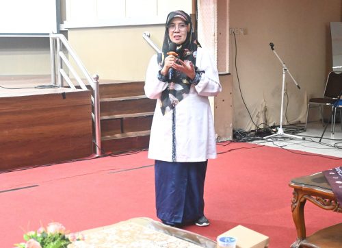 Dr. Hj. Nida Mufidah selaku Wakil Rektor Bidang Akademik dan Kelembagaan saat memberikan sambutan. (Foto: Humas/Izhar)