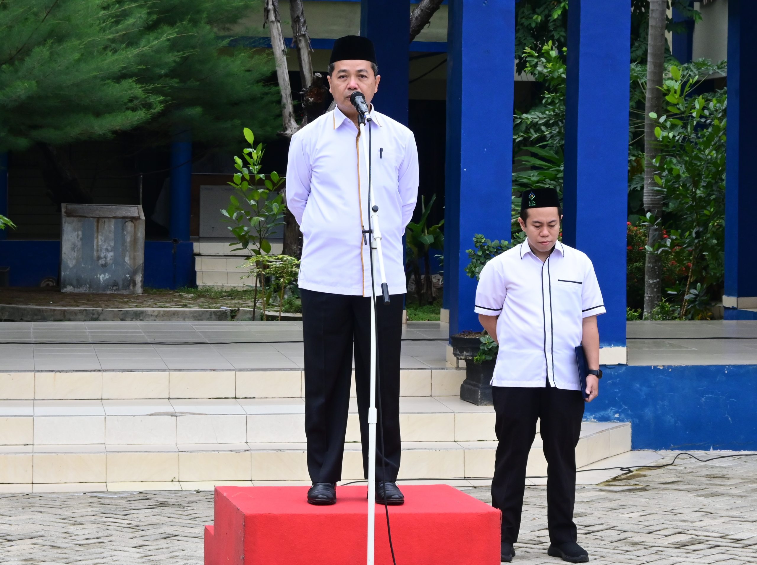 Wakil Rektor Bidang AUPK saat memberikan amanat apel. (Foto:PPL/Alfi)