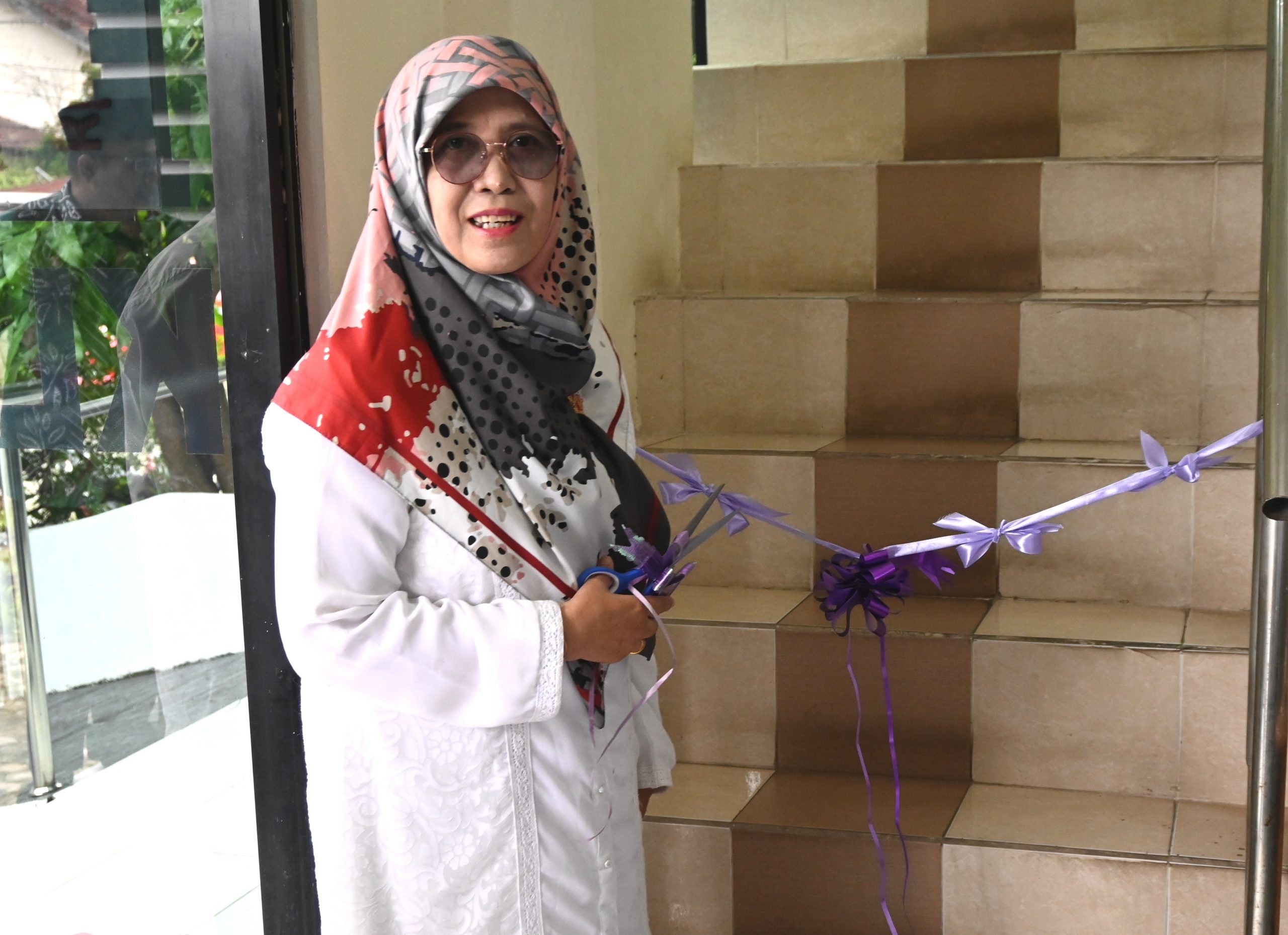 Wakil Rektor Bidang Akademik dan kelembagaan, Dr. Hj. Nida Mufidah bersiap melakukan pemotongan pita peresmian Unit Layanan Pusat Studi dan Terapan Psikologi Islam (PSTPI). (Senin, 5 Februari 2024)