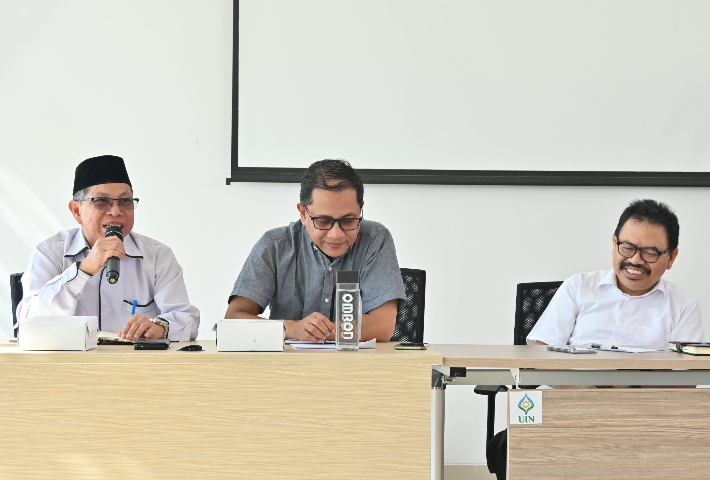 Foto:Rektor UIN Antasari Banjarmasin bersama dengan Ketua LPM dan Dekan Fakultas Tarbiyahd an Keguruan. (Humas/Jamal Ripani)