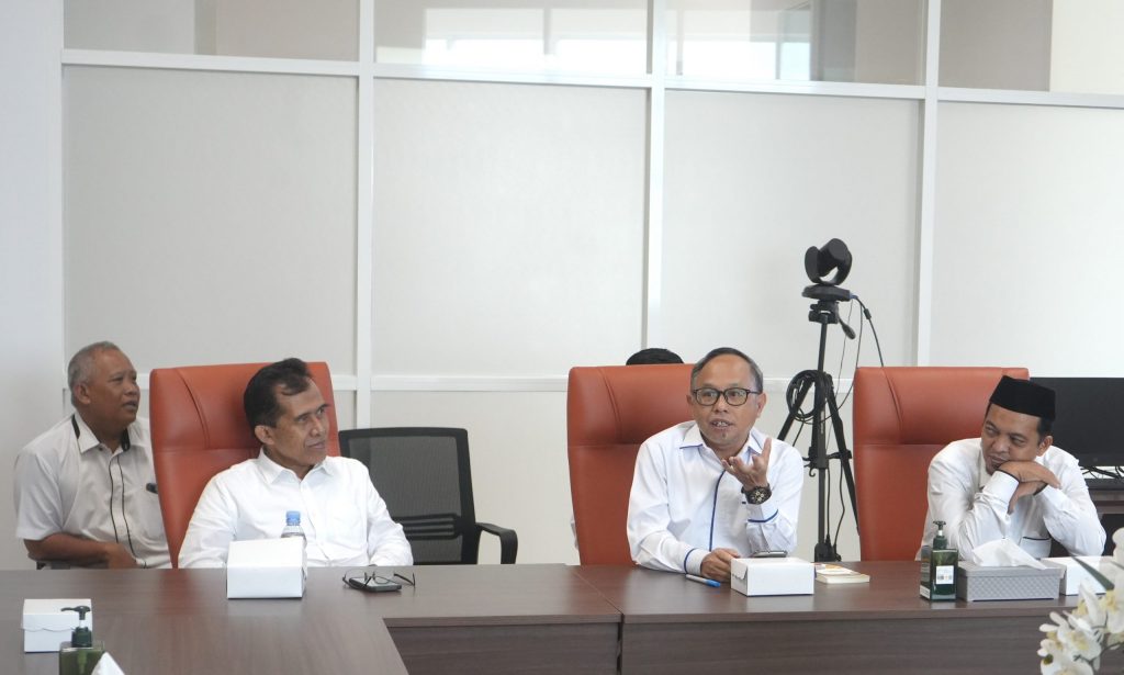 Wakil Rektor Bidang Kemahasiswaan dan Kerja Sama Dr. Irfan Noor, M.Hum. saat berdialog dengan perwakilan Kemenkeu (Foto:Humas/Jamal Ripani)