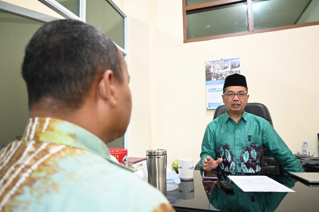 Wakil Rektor UIN Antasari Bidang AUPK Dr. H. Akhmad Sagir, M.Ag. saat diwawancarai Jamal Ripani, M.Pd. (Foto:Humas/Achmad Magfur)