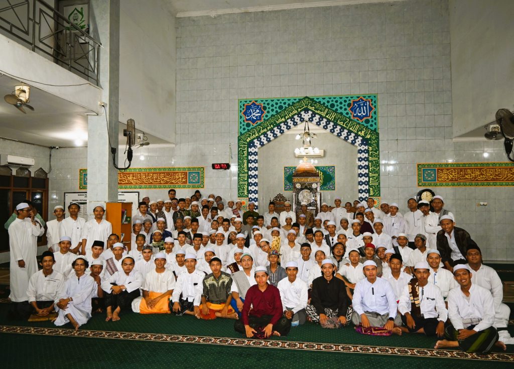 Bagian 1 foto bersama Rektor dengan para mahasantri Asrama 4 Kampus 1 Program Ma'had Tahap II 2023/2024 (Foto:Humas/Achmad Magfur)