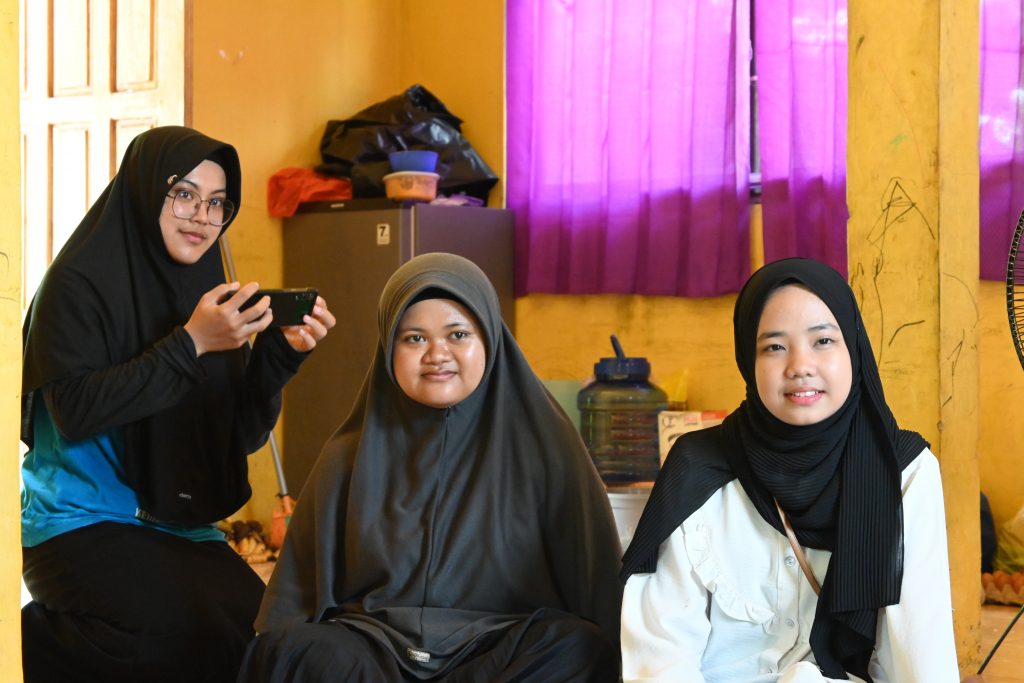 Dari kiri ke kanan Alifia Rahma Tika B, Siti Aisyah, dan Hasanah saat mendengarkan arahan dari Wakil Rektor (Foto:Humas/Achmad Magfur)