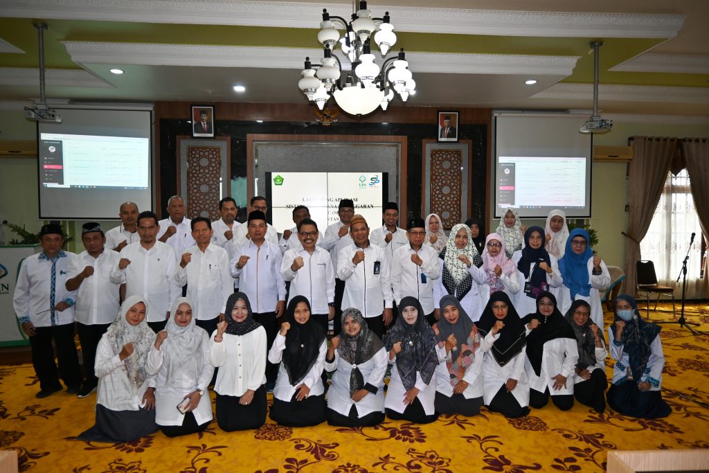 Foto bersama Pimpinan UIN Antasari dengan para petugas tim teknis aplikasi SiPAGU (Foto:Humas/Achmad Magfur)